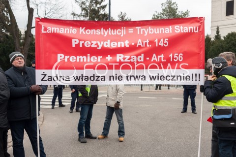  11.01.2018 WARSZAWA<br />PROTEST EMERYTOW SLUZB MUNDUROWYCH PRZED SEJMEM<br />N/Z UCZESTNICY Z TRANSPARENTAMI<br /> 