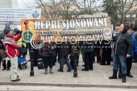  11.01.2018 WARSZAWA<br />PROTEST EMERYTOW SLUZB MUNDUROWYCH PRZED SEJMEM<br />N/Z UCZESTNICY Z TRANSPARENTAMI<br /> 
