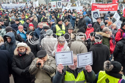  11.01.2018 WARSZAWA<br />PROTEST EMERYTOW SLUZB MUNDUROWYCH PRZED SEJMEM<br />N/Z UCZESTNICY Z TRANSPARENTAMI I NEKROLOGAMI<br /> 