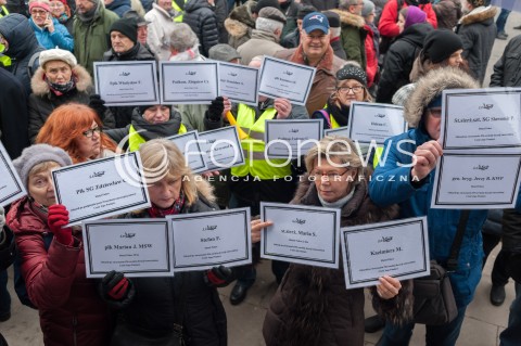  11.01.2018 WARSZAWA<br />PROTEST EMERYTOW SLUZB MUNDUROWYCH PRZED SEJMEM<br />N/Z UCZESTNICY Z TRANSPARENTAMI I NEKROLOGAMI<br /> 