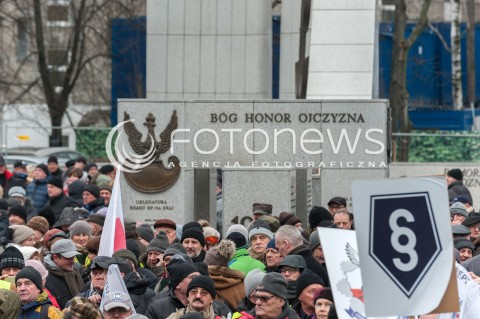  11.01.2018 WARSZAWA<br />PROTEST EMERYTOW SLUZB MUNDUROWYCH PRZED SEJMEM<br />N/Z UCZESTNICY Z TRANSPARENTAMI<br /> 