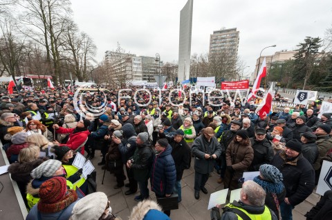  11.01.2018 WARSZAWA<br />PROTEST EMERYTOW SLUZB MUNDUROWYCH PRZED SEJMEM<br />N/Z UCZESTNICY Z TRANSPARENTAMI<br /> 