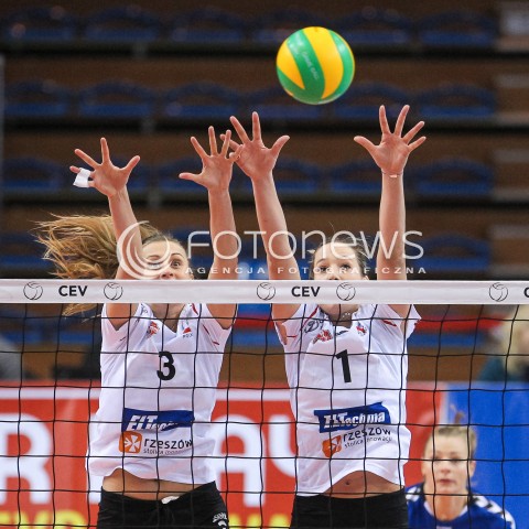  11.01.2018 RZESZOW POLAND<br />SIATKOWKA LIGA MISTRZYN <br />2018 CEV VOLLEYBALL CHAMPIONS LEAGUE - WOMEN <br />MECZ DEVELOPRES SKYRES RZESZOW - CSM VOLEI ALBA BLAJ <br />N/Z MONIKA PTAK HELENE ROUSSEAUX BLOK SYLWETKA <br /> 