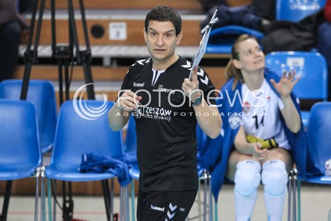  11.01.2018 RZESZOW POLAND<br />SIATKOWKA LIGA MISTRZYN <br />2018 CEV VOLLEYBALL CHAMPIONS LEAGUE - WOMEN <br />MECZ DEVELOPRES SKYRES RZESZOW - CSM VOLEI ALBA BLAJ <br />N/Z LORENZO MICELLI - I TRENER ( HEAD COACH ) SYLWETKA <br /> 