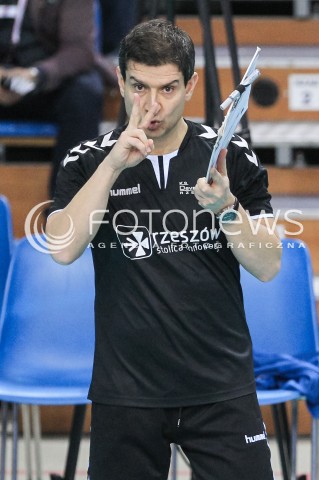  11.01.2018 RZESZOW POLAND<br />SIATKOWKA LIGA MISTRZYN <br />2018 CEV VOLLEYBALL CHAMPIONS LEAGUE - WOMEN <br />MECZ DEVELOPRES SKYRES RZESZOW - CSM VOLEI ALBA BLAJ <br />N/Z LORENZO MICELLI - I TRENER ( HEAD COACH ) SYLWETKA <br /> 