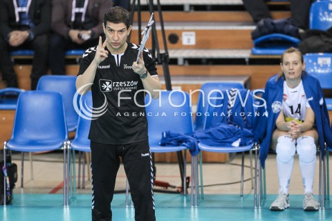  11.01.2018 RZESZOW POLAND<br />SIATKOWKA LIGA MISTRZYN <br />2018 CEV VOLLEYBALL CHAMPIONS LEAGUE - WOMEN <br />MECZ DEVELOPRES SKYRES RZESZOW - CSM VOLEI ALBA BLAJ <br />N/Z LORENZO MICELLI - I TRENER ( HEAD COACH ) SYLWETKA <br /> 