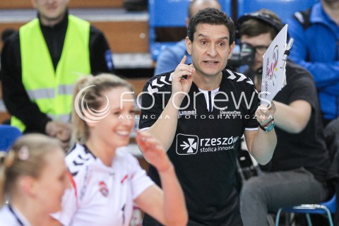  11.01.2018 RZESZOW POLAND<br />SIATKOWKA LIGA MISTRZYN <br />2018 CEV VOLLEYBALL CHAMPIONS LEAGUE - WOMEN <br />MECZ DEVELOPRES SKYRES RZESZOW - CSM VOLEI ALBA BLAJ <br />N/Z LORENZO MICELLI - I TRENER ( HEAD COACH ) SYLWETKA <br /> 