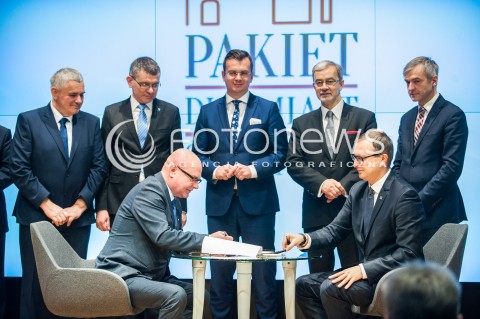  11.01.2018 WARSZAWA GPW<br />PODPISANIE UMOW INWESTYCYJNYCH PFR Z SAMORZADAMI<br />N/Z MINISTER INWESTYCJI I ROZWOJU JERZY KWIECINSKI PODPISYWANIE UMOW<br /> 