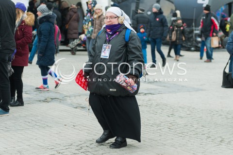  14.01.2018 WARSZAWA <br />26 FINAL WIELKIEJ ORKIESTRY SWIATECZNEJ POMOCY<br />N/Z WOLONTARIUSZ SIOSTRA ZAKONNA WOLONTARIUSZE<br /> 