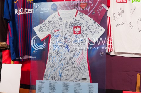  14.01.2018 WARSZAWA <br />26 FINAL WIELKIEJ ORKIESTRY SWIATECZNEJ POMOCY<br />N/Z PRZEDMIOTY NA AUKCJE KOSZULKA Z AUTOGRAFAMI PILKARZY<br /> 