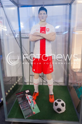  14.01.2018 WARSZAWA <br />26 FINAL WIELKIEJ ORKIESTRY SWIATECZNEJ POMOCY<br />N/Z FIGURKA ROBERT LEWANSKOWSKI KLOCKI LEGO NA AUKCJE<br /> 