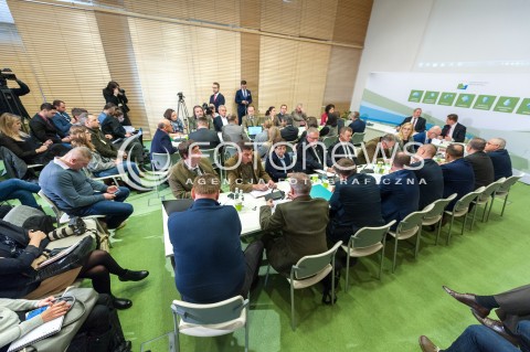  19.01.2018 WARSZAWA<br />SPOTKANIE KONSULTACYJNE W SPRAWIE ZMIAN W PRAWIE LOWIECKIM W MINISTERSTWIE SRODOWISKA<br />N/Z HENRYK KOWALCZYK ANNA PALUCH SLAWOMIR IZDEBSKI RAFAL ROMANOWSKI UCZESTNICY WYDARZENIA<br /> 