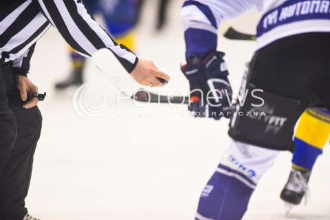  26.01.2018 GDANSK<br />HOKEJ - PHL - POLSKA LIGA HOKEJA SEZON 2017/2018<br />MECZ MH AUTOMATYKA GDANSK - TATRYSKI PODHALE NOWY TARG<br />N/Z SEDZIA TRZYMAJACY KRAZEK<br /> 