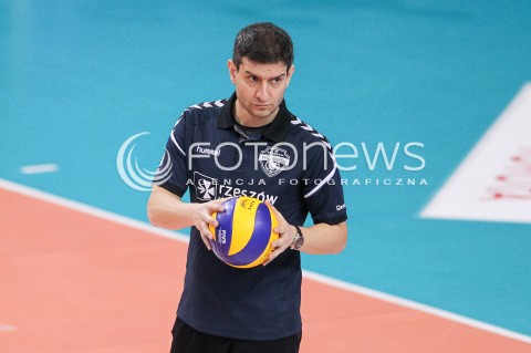  28.01.2018 RZESZOW <br />SIATKOWKA LIGA SIATKOWKI KOBIET LSK 2017/2018 WOMEN VOLLEYBALL POLAND POLISH LEAGUE <br />MECZ DEVELOPRES SKYRES RZESZOW - LEGIONOVIA LEGIONOWO <br />N/Z LORENZO MICELLI - I TRENER ( HEAD COACH ) SYLWETKA <br /> 