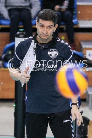  28.01.2018 RZESZOW <br />SIATKOWKA LIGA SIATKOWKI KOBIET LSK 2017/2018 WOMEN VOLLEYBALL POLAND POLISH LEAGUE <br />MECZ DEVELOPRES SKYRES RZESZOW - LEGIONOVIA LEGIONOWO <br />N/Z LORENZO MICELLI - I TRENER ( HEAD COACH ) SYLWETKA <br /> 