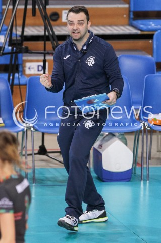 28.01.2018 RZESZOW <br />SIATKOWKA LIGA SIATKOWKI KOBIET LSK 2017/2018 WOMEN VOLLEYBALL POLAND POLISH LEAGUE <br />MECZ DEVELOPRES SKYRES RZESZOW - LEGIONOVIA LEGIONOWO <br />N/Z PIOTR OLENDEREK - I TRENER ( HEAD COACH ) SYLWETKA RADOSC EMOCJE <br /> 