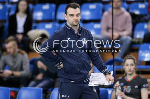  28.01.2018 RZESZOW <br />SIATKOWKA LIGA SIATKOWKI KOBIET LSK 2017/2018 WOMEN VOLLEYBALL POLAND POLISH LEAGUE <br />MECZ DEVELOPRES SKYRES RZESZOW - LEGIONOVIA LEGIONOWO <br />N/Z PIOTR OLENDEREK - I TRENER ( HEAD COACH ) SYLWETKA <br /> 