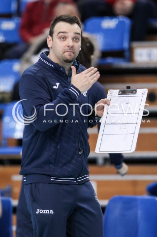  28.01.2018 RZESZOW <br />SIATKOWKA LIGA SIATKOWKI KOBIET LSK 2017/2018 WOMEN VOLLEYBALL POLAND POLISH LEAGUE <br />MECZ DEVELOPRES SKYRES RZESZOW - LEGIONOVIA LEGIONOWO <br />N/Z PIOTR OLENDEREK - I TRENER ( HEAD COACH ) SYLWETKA <br /> 