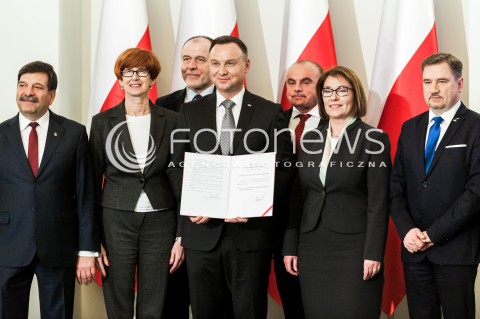  30.01.2018 WARSZAWA PALAC PREZYDENCKI<br />PODPISANIE USTAWY O OGRANICZENIU HANDLU W NIEDZIELE I SWIETA PRZEZ PREZYDENTA<br />N/Z PREZYDENT RP ANDRZEJ DUDA ELZBIETA RAFALSKA BEATA MAZUREK PIOTR DUDA JANUSZ SNIADEK ALFRED BUJARA<br /> 