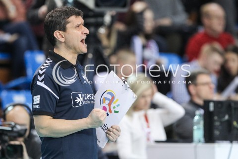  07.02.2018 RZESZOW POLAND<br />SIATKOWKA LIGA MISTRZYN <br />2018 CEV VOLLEYBALL CHAMPIONS LEAGUE - WOMEN <br />MECZ DEVELOPRES SKYRES RZESZOW - VOLERO ZURICH <br />N/Z LORENZO MICELLI - I TRENER ( HEAD COACH ) SYLWETKA ZLOSC EMOCJE <br /> 