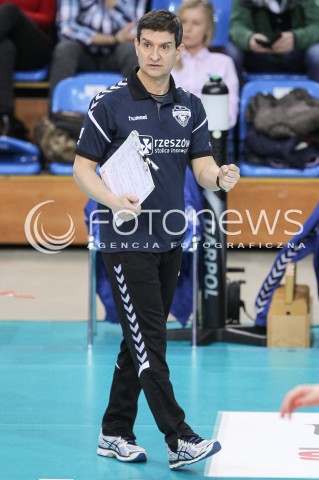  10.02.2018 RZESZOW <br />SIATKOWKA LIGA SIATKOWKI KOBIET LSK 2017/2018 WOMEN VOLLEYBALL POLAND POLISH LEAGUE <br />MECZ DEVELOPRES SKYRES RZESZOW - KSZO OSTROWIEC SWIETOKRZYSKI <br />N/Z LORENZO MICELLI - I TRENER ( HEAD COACH ) SYLWETKA RADOSC EMOCJE <br /> 
