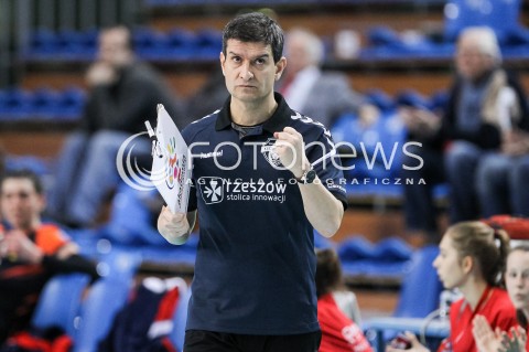 10.02.2018 RZESZOW <br />SIATKOWKA LIGA SIATKOWKI KOBIET LSK 2017/2018 WOMEN VOLLEYBALL POLAND POLISH LEAGUE <br />MECZ DEVELOPRES SKYRES RZESZOW - KSZO OSTROWIEC SWIETOKRZYSKI <br />N/Z LORENZO MICELLI - I TRENER ( HEAD COACH ) SYLWETKA <br /> 