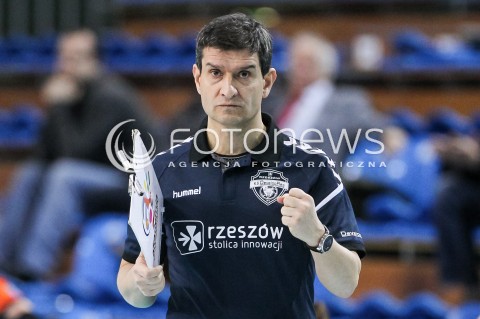  10.02.2018 RZESZOW <br />SIATKOWKA LIGA SIATKOWKI KOBIET LSK 2017/2018 WOMEN VOLLEYBALL POLAND POLISH LEAGUE <br />MECZ DEVELOPRES SKYRES RZESZOW - KSZO OSTROWIEC SWIETOKRZYSKI <br />N/Z LORENZO MICELLI - I TRENER ( HEAD COACH ) SYLWETKA <br /> 