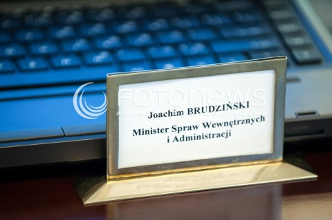  14.02.2018 WARSZAWA<br />POSIEDZENIE RADY MINISTROW<br />N/Z TABLICZKA JOACHIM BRUDZINSKI MINISTER SPRAW WEWNETRZNYCH I ADMINISTRACJI<br /> 