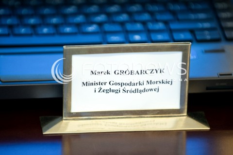  14.02.2018 WARSZAWA<br />POSIEDZENIE RADY MINISTROW<br />N/Z TABLICZKA MAREK GROBARCZYK MINISTER GOSPODARKI MORSKIEJ I ZEGLUGI SRODLADOWEJ<br /> 