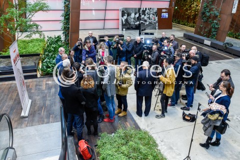  22.02.2018 GDANSK<br />KONFERENCJA PRASOWA Z UDZIALEM LECHA WALESY I GRZEGORZA SCHETYNY W EUROPEJSKIM CENTRUM SOLIDARNOSCI<br />N/Z LECH WALESA GRZEGORZ SCHETYNA SLAWOMIR NEUMANN AGNIESZKA POMASKA OTOCZENI PRZEZ DZIENNIKARZY<br /> 