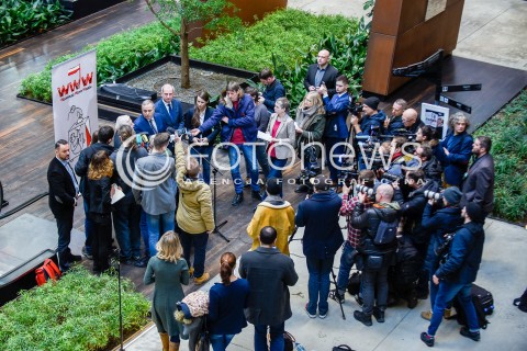  22.02.2018 GDANSK<br />KONFERENCJA PRASOWA Z UDZIALEM LECHA WALESY I GRZEGORZA SCHETYNY W EUROPEJSKIM CENTRUM SOLIDARNOSCI<br />N/Z LECH WALESA GRZEGORZ SCHETYNA SLAWOMIR NEUMANN AGNIESZKA POMASKA OTOCZENI PRZEZ DZIENNIKARZY<br /> 