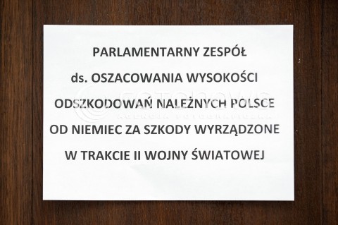  01.03.2018 WARSZAWA SEJM<br />POSIEDZENIE PARLAMENTARNEGO ZESPOLU DS REPARACJI WOJENNYCH <br />N/Z TABLICA NAPIS INFORMACJA PARLAMENTARNY ZESPOL DS REPARACJI WOJENNYCH<br /> 