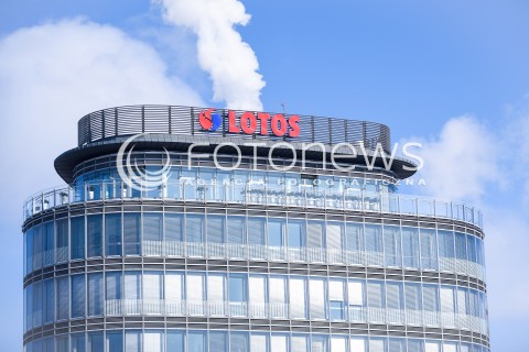  01.03.2018 GDANSK<br />KONFERENCJA PREZYDENTA GDANSKA PAWLA ADAMOWICZA I MARSZALKA WOJEWODZTWA POMORSKIEGO MIECZYSLAWA STRUKA W SPRAWIE LOTOSU<br />N/Z SIEDZIBA LOTOS BUDYNEK W GDANSKU LOGO WIDOK VIEW<br /> 