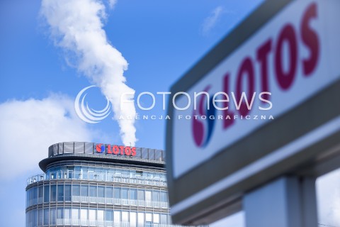  01.03.2018 GDANSK<br />KONFERENCJA PREZYDENTA GDANSKA PAWLA ADAMOWICZA I MARSZALKA WOJEWODZTWA POMORSKIEGO MIECZYSLAWA STRUKA W SPRAWIE LOTOSU<br />N/Z SIEDZIBA LOTOS BUDYNEK W GDANSKU LOGO WIDOK VIEW<br /> 