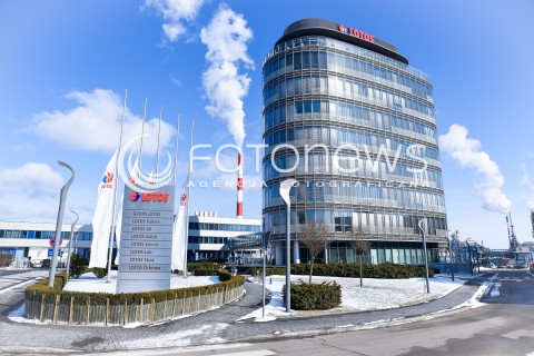  01.03.2018 GDANSK<br />KONFERENCJA PREZYDENTA GDANSKA PAWLA ADAMOWICZA I MARSZALKA WOJEWODZTWA POMORSKIEGO MIECZYSLAWA STRUKA W SPRAWIE LOTOSU<br />N/Z SIEDZIBA LOTOS BUDYNEK W GDANSKU LOGO WIDOK VIEW<br /> 