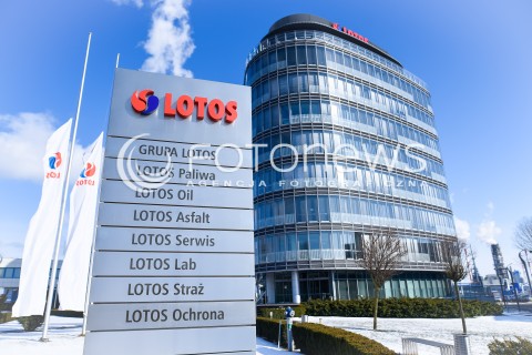  01.03.2018 GDANSK<br />KONFERENCJA PREZYDENTA GDANSKA PAWLA ADAMOWICZA I MARSZALKA WOJEWODZTWA POMORSKIEGO MIECZYSLAWA STRUKA W SPRAWIE LOTOSU<br />N/Z SIEDZIBA LOTOS BUDYNEK W GDANSKU LOGO WIDOK VIEW<br /> 
