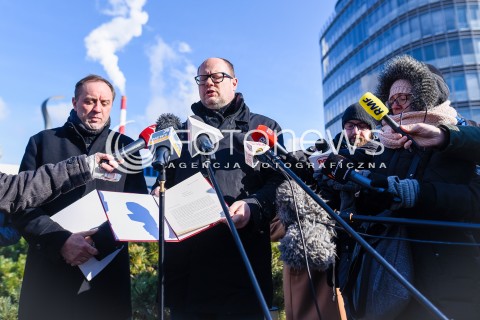  01.03.2018 GDANSK<br />KONFERENCJA PREZYDENTA GDANSKA PAWLA ADAMOWICZA I MARSZALKA WOJEWODZTWA POMORSKIEGO MIECZYSLAWA STRUKA W SPRAWIE LOTOSU<br />N/Z MIECZYSLAW STRUK PAWEL ADAMOWICZ POKAZUJA LIST INTENCYJNY SKIEROWANY DO PREMIERA MATEUSZA MORAWIECKIEGO<br /> 