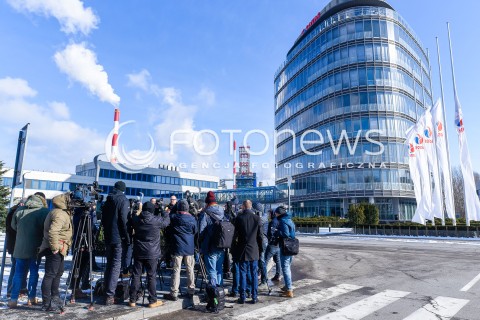  01.03.2018 GDANSK<br />KONFERENCJA PREZYDENTA GDANSKA PAWLA ADAMOWICZA I MARSZALKA WOJEWODZTWA POMORSKIEGO MIECZYSLAWA STRUKA W SPRAWIE LOTOSU<br />N/Z PAWEL ADAMOWICZ OTOCZONY PRZEZ DZIENNIKARZY PRZED GLOWNA SIEDZIBA LOTOSU DZIENNIKARZE MEDIA<br /> 