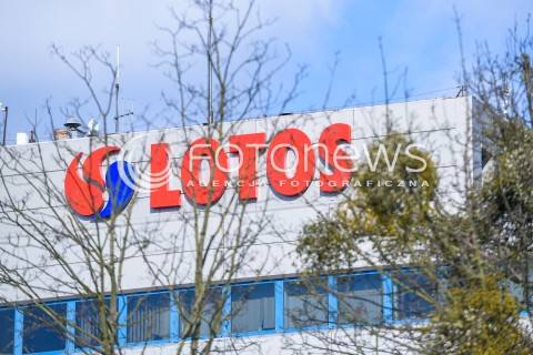  01.03.2018 GDANSK<br />KONFERENCJA PREZYDENTA GDANSKA PAWLA ADAMOWICZA I MARSZALKA WOJEWODZTWA POMORSKIEGO MIECZYSLAWA STRUKA W SPRAWIE LOTOSU<br />N/Z SIEDZIBA LOTOS BUDYNEK W GDANSKU LOGO WIDOK VIEW<br /> 