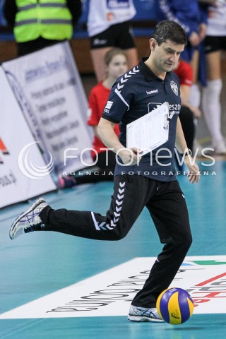  03.03.2018 RZESZOW <br />SIATKOWKA LIGA SIATKOWKI KOBIET LSK 2017/2018 WOMEN VOLLEYBALL POLAND POLISH LEAGUE <br />MECZ DEVELOPRES SKYRES RZESZOW - MKS DABROWA GORNICZA <br />N/Z LORENZO MICELLI - I TRENER ( HEAD COACH ) KOPIE PILKE <br /> 