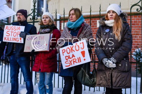  03.03.2018 GDANSK<br />MANIFESTACJA POD KONSULATEM ROSJI W GDANSKU PRZECIW LUDOBOJSTWU W SYRYJSKIEJ GHOUTA <br />N/Z UCZESTNICY TRZYMALI TRANSPARENTY RUSSIA STOP KILLING, STOP THE WAR IN SYRIA, POKOJ DLA SYRII<br /> 