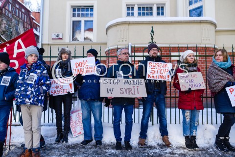  03.03.2018 GDANSK<br />MANIFESTACJA POD KONSULATEM ROSJI W GDANSKU PRZECIW LUDOBOJSTWU W SYRYJSKIEJ GHOUTA <br />N/Z UCZESTNICY TRZYMALI TRANSPARENTY RUSSIA STOP KILLING, STOP THE WAR IN SYRIA, POKOJ DLA SYRII, DOSC ZABIJANIA, SYRYJCZYCY NASI SASIEDZI<br /> 