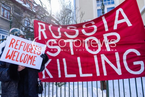  03.03.2018 GDANSK<br />MANIFESTACJA POD KONSULATEM ROSJI W GDANSKU PRZECIW LUDOBOJSTWU W SYRYJSKIEJ GHOUTA <br />N/Z TRANSPARENTY REFUGEES WELCOME, RUSSIA STOP KILLING<br /> 