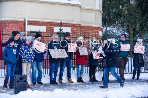 03.03.2018 GDANSK<br />MANIFESTACJA POD KONSULATEM ROSJI W GDANSKU PRZECIW LUDOBOJSTWU W SYRYJSKIEJ GHOUTA <br />N/Z  UCZESTNICY TRZYMALI TRANSPARENTY RUSSIA STOP KILLING, STOP THE WAR IN SYRIA, POKOJ DLA SYRII, DOSC ZABIJANIA, SYRYJCZYCY NASI SASIEDZI?<br /> 