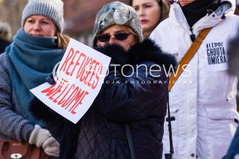  03.03.2018 GDANSK<br />MANIFESTACJA POD KONSULATEM ROSJI W GDANSKU PRZECIW LUDOBOJSTWU W SYRYJSKIEJ GHOUTA <br />N/Z UCZESTNICZKA MANIFESTU TRZYMAJACA TRANSPARENT REFUGEES WELCOME<br /> 