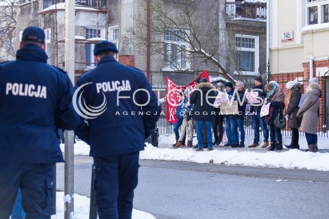  03.03.2018 GDANSK<br />MANIFESTACJA POD KONSULATEM ROSJI W GDANSKU PRZECIW LUDOBOJSTWU W SYRYJSKIEJ GHOUTA <br />N/Z POLICJA KONTROLUJACA PRZEBIEG MANIFESTACJI <br /> 