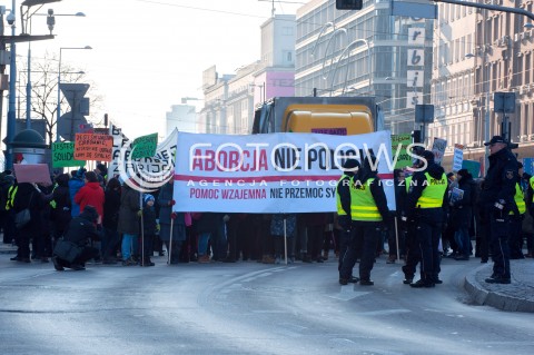  04.03.2018 WARSZAWA <br />XIX WARSZAWSKA MANIFA - ABORCJA NIE POLICJA <br />N/Z UCZESTNICY WYDARZENIA<br /> 