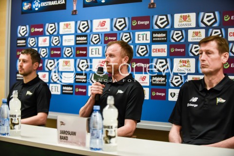  05.03.2018 GDANSK<br />PILKA NOZNA - EKSTRAKLASA SEZON 2017/2018<br />KONFERENCJA PRASOWA NOWEGO TRENERA LECHII GDANSK PIOTRA STOKOWCA<br />N/Z LUKASZ SMOLAROW PIOTR STOKOWIEC JAROSLAW BAKO<br /> 
