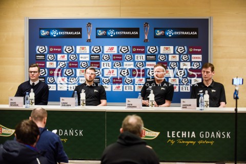  05.03.2018 GDANSK<br />PILKA NOZNA - EKSTRAKLASA SEZON 2017/2018<br />KONFERENCJA PRASOWA NOWEGO TRENERA LECHII GDANSK PIOTRA STOKOWCA<br />N/Z JANUSZ MELANIUK LUKASZ SMOLARUK PIOTR STOKOWIEC JAROSLAW BAKO<br /> 
