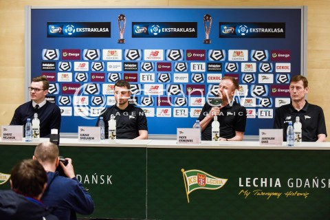  05.03.2018 GDANSK<br />PILKA NOZNA - EKSTRAKLASA SEZON 2017/2018<br />KONFERENCJA PRASOWA NOWEGO TRENERA LECHII GDANSK PIOTRA STOKOWCA<br />N/Z JANUSZ MELANIUK LUKASZ SMOLARUK PIOTR STOKOWIEC JAROSLAW BAKO<br /> 